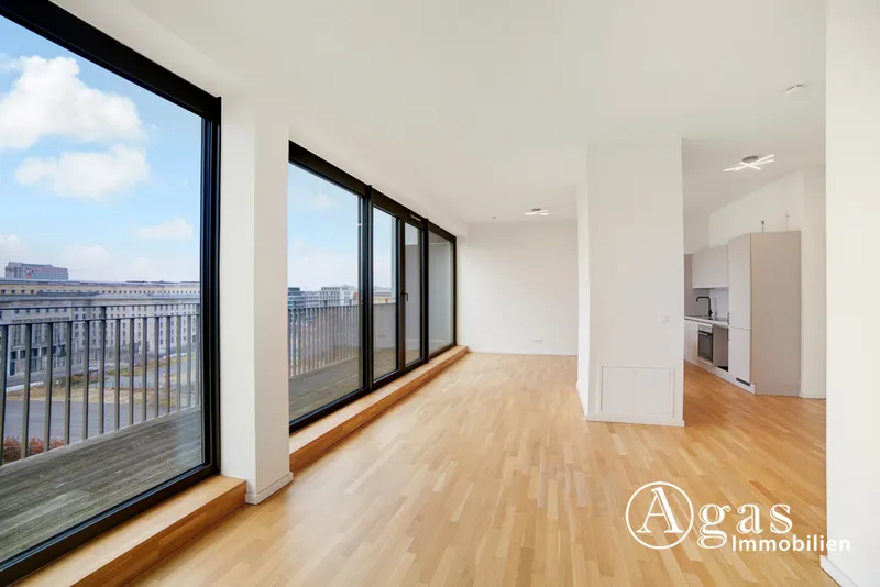 Offen geschnittene 2 Zimmer Dachgeschosswohnung mit ca. 77m², EBK und Riesen-Balkon in Berlin-Mitte — photo 1